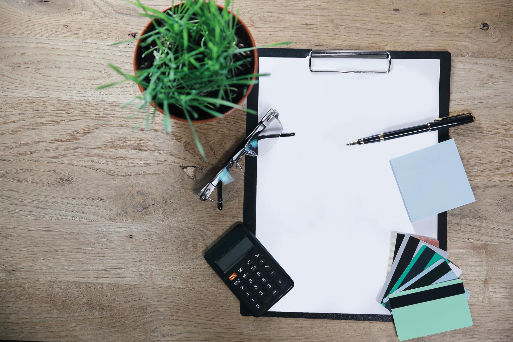 Papierstapel, Notizen und Stift auf Tisch