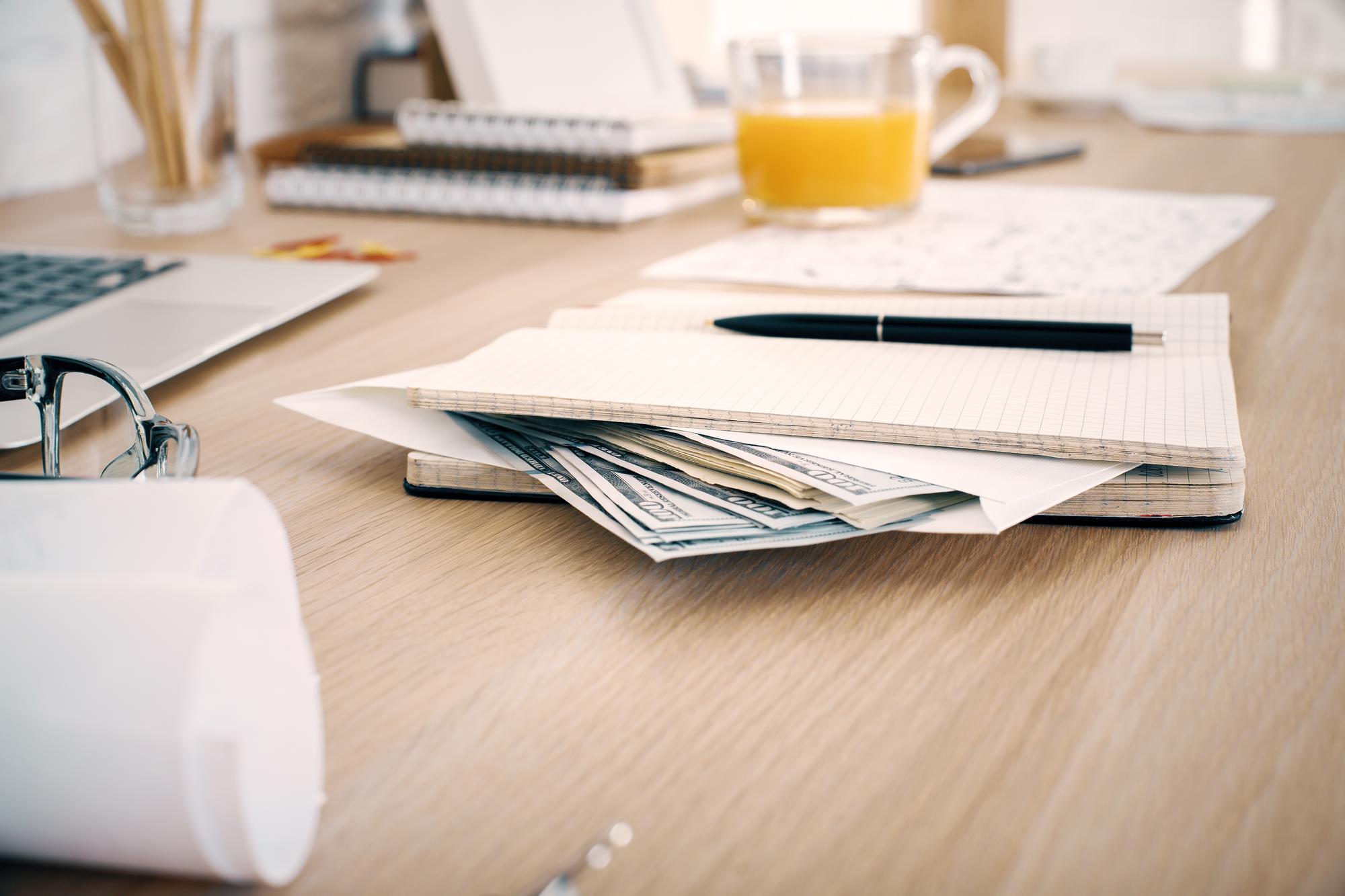 Folder mit Verpackten Paketen und Notizen